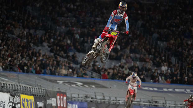 Jett Lawrence passes older brother Hunter in Saturday's race at Glendale, Arizona. All photos courtesy Align Media.